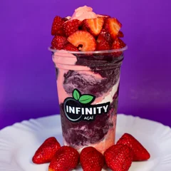 Quasar | Açaí com Mousse de Morango, Leite em Pó e Morango