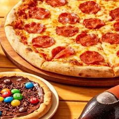 Uma piza média + uma pizza pequena + um refri 1,5