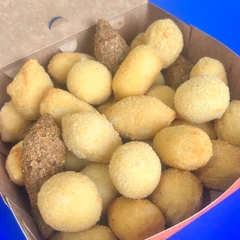 porção com 35 minis salgados variados 