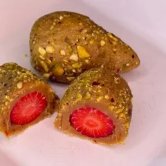 Coxinha de morango com pistache