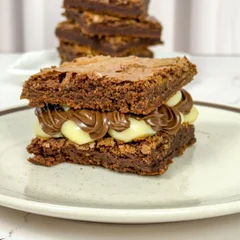 Sanduíche de brownie ninho e nutella