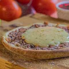 Esfiha Carne com Queijo