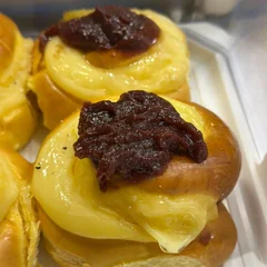 Pão doce de creme com goiabada