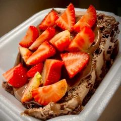 FATIA DE CHOCOLATE COM MORANGOS