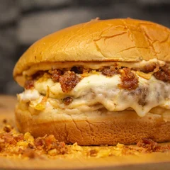 Burguer - Barão Crocante (Burguer Artesanal c/ Bacon, Alho Frito e Muçarela)