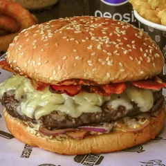 Burger La Parma De Picanha Com Queijo Parmesão e Bacon em tiras