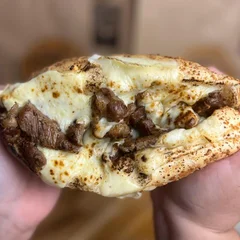 Pão de Alho com Alcatra e Queijo
