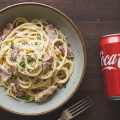 Macarrão ao Molho Branco com Bacon + Coca Cola Lata