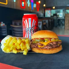 Big Smash Original + lata Coca Zero & Fritas + R$ 19,99 leve outro burger