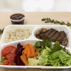 Marmita Fitness: Bife Grelhado e Carboidrato e salada