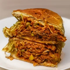 Dog Frango Desfiado Ao Molho de Tomate Prensado