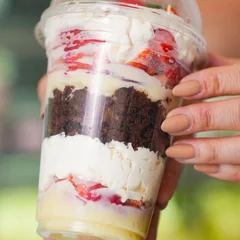 Copo Brownie Morango com Leite Condensado