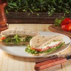 Sanduiche Caprese com Mussarela de Búfala, Tomate, Rúcula e Molho Pesto