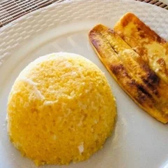 Cuscuz Com Queijo e Banana Frita