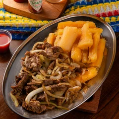 Contra filé acebolado com mandioca