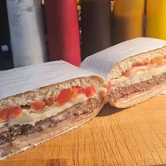 X-Pizza (Burguer Caseiro, 2x Presunto, 2x Queijo, Tomate, Catupiry e Orégano)