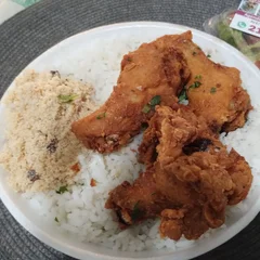 DRUMET CROCANTE COM ARROZ, FEIJÃO, FAROFA