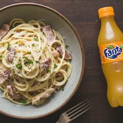 Macarrão ao Molho Branco com Bacon + Fanta Mini