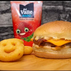 Combo kids Hamburguer com queijo, suco kapo,batata frita.