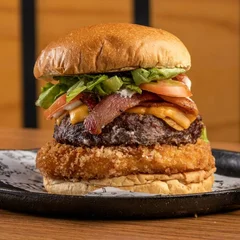 Burger Zé Queijo Empanado: Bife 180g, Cheddar, Bacon, Queijo, Salada e Molho