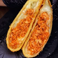 Pastel 2 - Frango c/ queijo 