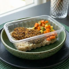 (Vegano) Hambúrguer de lentilha, arroz integral e legumes refogados.
