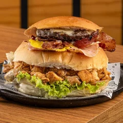 Burger X-Tudo: Carne110g,Presunto,Ovo,Queijo,Bacon,Frango Picado, Salada e Molho