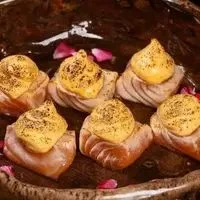 Sashimi de salmão e omelete trufado 6 un