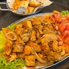 1/2 Porção de Frango (Salada, Cebola e Torradas)