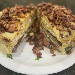 Xis Carne c cobertura de queijo e bacon