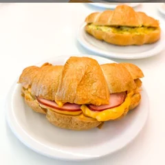 Croissant de Peru Defumado com Queijo Cheddar