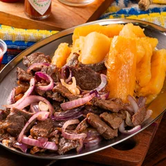 Carne de sol acebolada com mandioca