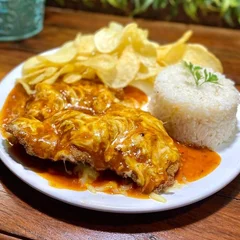  Filé de Frango à Parmegiana com Fritas Chips