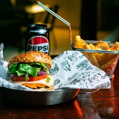 Combo Burger salada simples + fritas + refrigerante
