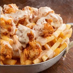 BATATA FRITA COM FRANGUINHO EMPANADO E MOLHO CANES