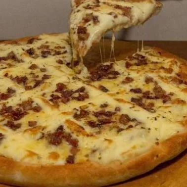 Pizza grande Quatro Queijos com bacon