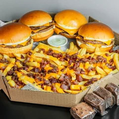 Combo 4 X-Burguers Duplos com Fritas Cheddar e Bacon + 4 Brownies