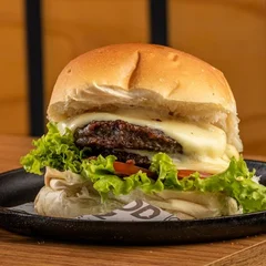 Burger Canguru:  2 carnes 110g, Duplo Queijo, Salada e Molho Especial