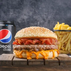 Combo Burguer Cheddar & Bacon + Fritas + Refri Lata