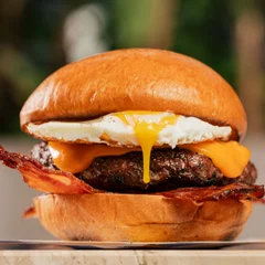 Burguer Jack Americano (Carne Angus, Cheddar, Bacon, Ovo e Maionese da casa)