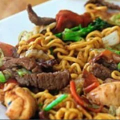 Yakissoba Misto ( Carne e Frango )