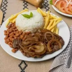 Isca de Figado Acebolado Com Arroz e Fritas