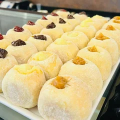 2 Mini sonho de massa amanteigada de leite Ninho