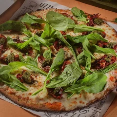 Pizza Vegana de Tomate Seco c/ Rúcula | Pizza Saudável e Fit