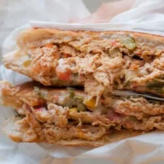 Xis Frango desfiado ao molho vermelho