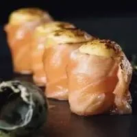 Dyo de salmao e omelet trufada ( 2 peças )
