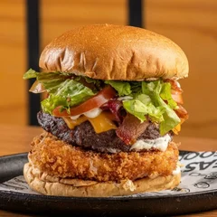 Burger Zé Catupiry Empanado: Bife 180g, Cheddar, Bacon, Catupiry, Salada e Molho