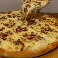 Pizza grande Quatro Queijos com bacon