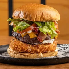 Burger Zé Catupiry Empanado: Bife 180g, Cheddar, Bacon, Catupiry, Salada e Molho