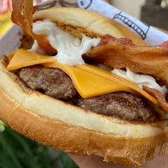 Pão, carne, queijo e bacon
